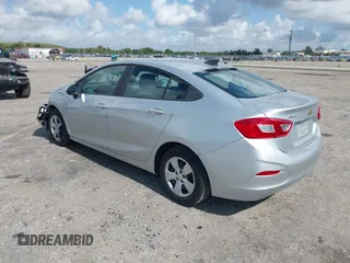 2017 Chevrolet Cruze LS z VIN 1G1BC5SM5H7233199, wystawiony jako IAAI lot #42168232 z przebiegiem 48 052 mil mil oraz . Historia ofert i sprzedaży dostępna na DreamBid. Obrazek 3.