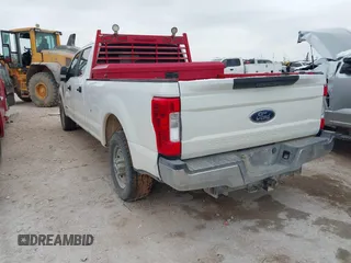 2017 Ford F-350 XL z VIN 1FT7W3AT5HED28231, wystawiony jako IAAI lot #42365678 z przebiegiem Nie podano mil oraz . Historia ofert i sprzedaży dostępna na DreamBid. Obrazek 3.