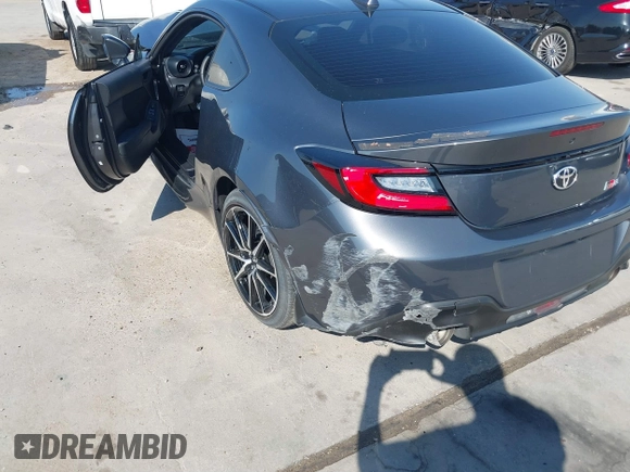 2023 Toyota 86 z VIN JF1ZNBB11P9765420, wystawiony jako IAAI lot #40588704 z przebiegiem Nie podano mil oraz . Historia ofert i sprzedaży dostępna na DreamBid. Obrazek 16.