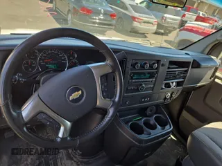 2014 Chevrolet Express Cargo z VIN 1GCZGTBG0E1157933, wystawiony jako IAAI lot #42236536 z przebiegiem 144 895 mil mil oraz . Historia ofert i sprzedaży dostępna na DreamBid. Obrazek 1.
