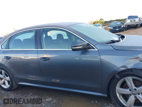2013 Volkswagen Passat SE z VIN 1VWBP7A38DC123620, wystawiony jako IAAI lot #41275310 z przebiegiem 96 425 mil mil oraz . Historia ofert i sprzedaży dostępna na DreamBid. Obrazek 12.