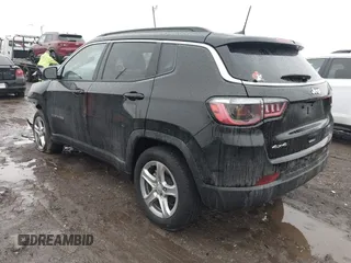 2023 Jeep Compass Latitude z VIN 3C4NJDBN4PT538846, wystawiony jako IAAI lot #41692514 z przebiegiem 13 057 mil mil oraz . Historia ofert i sprzedaży dostępna na DreamBid. Obrazek 3.