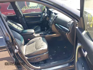 2014 Kia Sorento SX z VIN 5XYKWDA70EG455636, wystawiony jako IAAI lot #42015880 z przebiegiem 211 075 mil mil oraz . Historia ofert i sprzedaży dostępna na DreamBid. Obrazek 5.