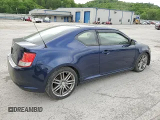 2013 Scion tC z VIN JTKJF5C76D3049435, wystawiony jako Copart lot #57429355 z przebiegiem 137 913 mil mil oraz Tytuł czysty. Historia ofert i sprzedaży dostępna na DreamBid. Obrazek 3.
