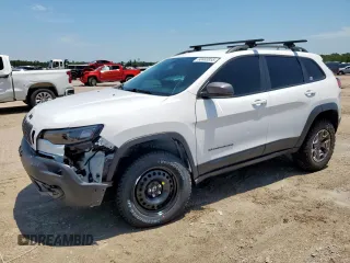 2020 Jeep Cherokee Trailhawk z VIN 1C4PJMBX4LD609103, wystawiony jako Copart lot #60469955 z przebiegiem 70 179 mil mil oraz Szkoda całkowita • Salvage title. Historia ofert i sprzedaży dostępna na DreamBid. Obrazek 1.