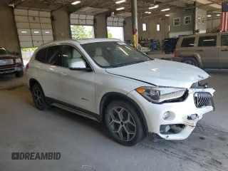 2017 BMW X1 xDrive28i z VIN WBXHT3C36H5F75824, wystawiony jako Copart lot #56330735 z przebiegiem 57 122 mil mil oraz Szkody całkowita. Historia ofert i sprzedaży dostępna na DreamBid. Obrazek 4.