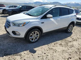 2017 Ford Escape SE z VIN 1FMCU9G9XHUA26017, wystawiony jako Copart lot #55106825 z przebiegiem 156 863 mil mil oraz Czysty tytuł • Clean title. Historia ofert i sprzedaży dostępna na DreamBid. Obrazek 1.