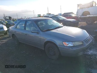 1997 Toyota Camry LE z VIN 4T1BG22K0VU019383, wystawiony jako IAAI lot #41271457 z przebiegiem 175 214 mil mil oraz . Historia ofert i sprzedaży dostępna na DreamBid. Obrazek 1.