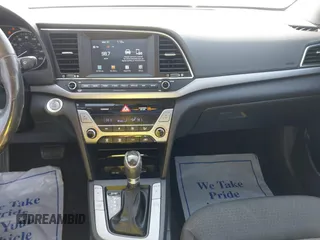 2017 Hyundai Elantra SE z VIN 5NPD84LF4HH151729, wystawiony jako IAAI lot #41840813 z przebiegiem 82 681 mil mil oraz . Historia ofert i sprzedaży dostępna na DreamBid. Obrazek 20.