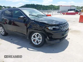 2024 Jeep Compass Sport z VIN 3C4NJDAN5RT105556, wystawiony jako IAAI lot #42335647 z przebiegiem 14 747 mil mil oraz . Historia ofert i sprzedaży dostępna na DreamBid. Obrazek 6.