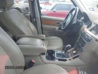 2010 Land Rover LR4 Lux z VIN SALAK2D40AA527077, wystawiony jako IAAI lot #42442435 z przebiegiem 185 194 mil mil oraz . Historia ofert i sprzedaży dostępna na DreamBid. Obrazek 5.