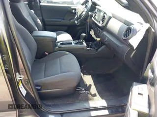 2017 Toyota Tacoma SR5 z VIN 3TMBZ5DN6HM010168, wystawiony jako IAAI lot #42315125 z przebiegiem 133 934 mil mil oraz . Historia ofert i sprzedaży dostępna na DreamBid. Obrazek 5.