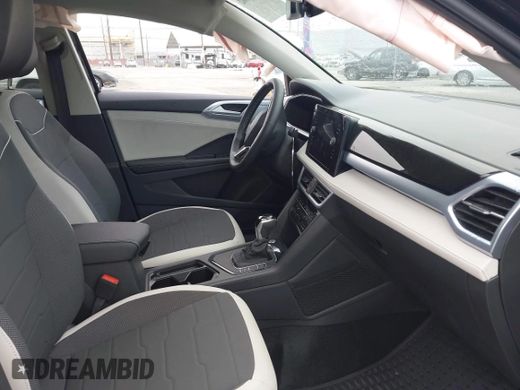 2025 Volkswagen Taos z VIN 3VVSC7B22SM011056, wystawiony jako IAAI lot #41889662 z przebiegiem 75 mil mil oraz . Historia ofert i sprzedaży dostępna na DreamBid. Obrazek 5.