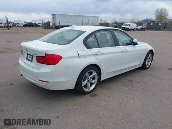 2013 BMW 3 Series 320i xDrive z VIN WBA3C3C50DF981637, wystawiony jako IAAI lot #41834187 z przebiegiem 79 406 mil mil oraz . Historia ofert i sprzedaży dostępna na DreamBid. Obrazek 4.