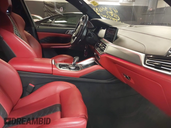 2021 BMW X5 M z VIN 5YMJU0C04M9F63827, wystawiony jako IAAI lot #42351633 z przebiegiem 31 232 mil mil oraz . Historia ofert i sprzedaży dostępna na DreamBid. Obrazek 5.