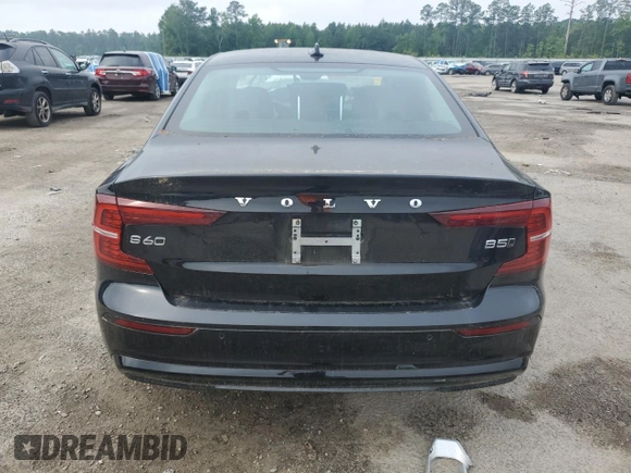 2024 Volvo S60 Core Dark Theme z VIN 7JRL12TK6RG323297, wystawiony jako Copart lot #53923895 z przebiegiem Nie podano mil oraz Szkoda całkowita • Salvage title. Historia ofert i sprzedaży dostępna na DreamBid. Obrazek 6.