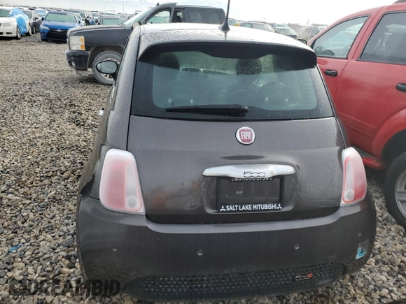 2017 FIAT 500e z VIN 3C3CFFGE6HT699377, wystawiony jako Copart lot #83835404 z przebiegiem 55 273 mil mil oraz Szkoda całkowita • Salvage title. Historia ofert i sprzedaży dostępna na DreamBid. Obrazek 6.