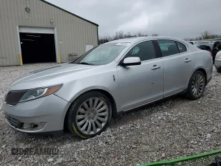2013 Lincoln MKS z VIN 1LNHL9DK1DG604272, wystawiony jako Copart lot #52880255 z przebiegiem 132 768 mil mil oraz Czysty tytuł • Clean title. Historia ofert i sprzedaży dostępna na DreamBid. Obrazek 1.
