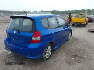 2007 Honda Fit Sport z VIN JHMGD38697S066329, wystawiony jako IAAI lot #42312163 z przebiegiem 174 935 mil mil oraz . Historia ofert i sprzedaży dostępna na DreamBid. Obrazek 4.