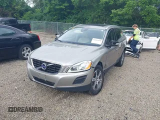 2013 Volvo XC60 T6 z VIN YV4902DZ5D2423949, wystawiony jako IAAI lot #42442938 z przebiegiem 126 108 mil mil oraz . Historia ofert i sprzedaży dostępna na DreamBid. Obrazek 2.