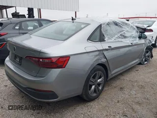2024 Volkswagen Jetta SE z VIN 3VWEM7BU9RM083387, wystawiony jako IAAI lot #42431499 z przebiegiem 32 476 mil mil oraz . Historia ofert i sprzedaży dostępna na DreamBid. Obrazek 4.