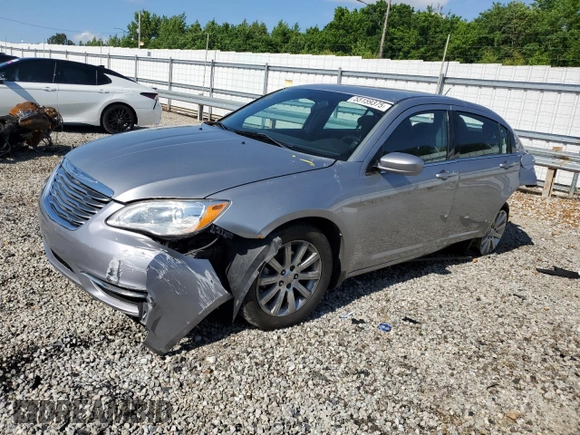2013 Chrysler 200 Touring z VIN 1C3CCBBB3DN768437, wystawiony jako Copart lot #55159375 z przebiegiem 117 502 mil mil oraz Szkoda całkowita • Salvage title. Historia ofert i sprzedaży dostępna na DreamBid. Obrazek 1.