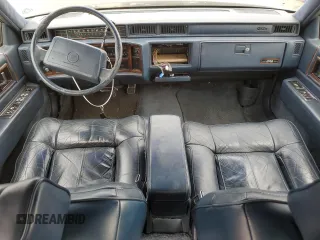 1990 Cadillac DeVille z VIN 1G6CD5338L4376482, wystawiony jako Copart lot #76513224 z przebiegiem 139 628 mil mil oraz Czysty tytuł • Clean title. Historia ofert i sprzedaży dostępna na DreamBid. Obrazek 8.