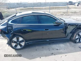 2025 BMW i4 xDrive40 z VIN WBY43HD03SFU60723, wystawiony jako IAAI lot #41934522 z przebiegiem 361 mil mil oraz . Historia ofert i sprzedaży dostępna na DreamBid. Obrazek 14.
