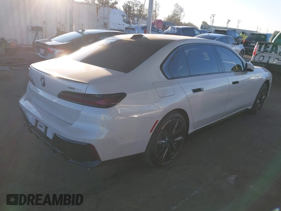 2023 BMW i7 xDrive60 z VIN WBY53EJ06PCN64039, wystawiony jako IAAI lot #40752159 z przebiegiem 8837 mil mil oraz . Historia ofert i sprzedaży dostępna na DreamBid. Obrazek 4.