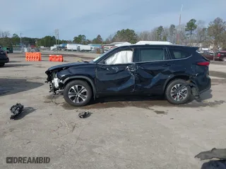 2022 Toyota Highlander XLE with VIN 5TDHZRBH2NS257729, listed as a IAAI auction lot 41580650 with 63,394 mi miles. Bid and sale history available at carsss.com. Image 15.
