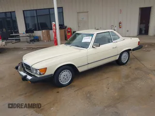 1983 Mercedes-Benz 380 SL z VIN WDBBA45A3DB021934, wystawiony jako IAAI lot #42355288 z przebiegiem 10 887 mil mil oraz . Historia ofert i sprzedaży dostępna na DreamBid. Obrazek 2.