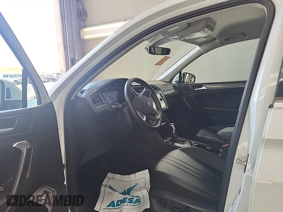 2024 Volkswagen Tiguan SE z VIN 3VV3B7AX3RM105123, wystawiony jako IAAI lot #42796460 z przebiegiem 36 543 mil mil oraz . Historia ofert i sprzedaży dostępna na DreamBid. Obrazek 25.