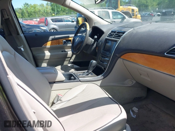 2011 Lincoln MKX z VIN 2LMDJ8JK4BBJ08331, wystawiony jako IAAI lot #42409884 z przebiegiem 214 304 mil mil oraz . Historia ofert i sprzedaży dostępna na DreamBid. Obrazek 5.