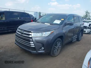 2019 Toyota Highlander SE z VIN 5TDJZRFHXKS586184, wystawiony jako IAAI lot #42414798 z przebiegiem 165 814 mil mil oraz . Historia ofert i sprzedaży dostępna na DreamBid. Obrazek 2.
