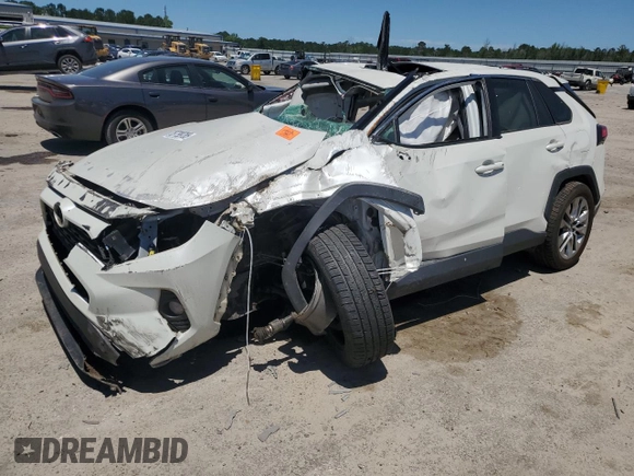 2021 Toyota RAV4 XLE Premium z VIN 2T3A1RFV0MW153326, wystawiony jako Copart lot #57799785 z przebiegiem Nie podano mil oraz Szkoda całkowita • Salvage title. Historia ofert i sprzedaży dostępna na DreamBid. Obrazek 1.