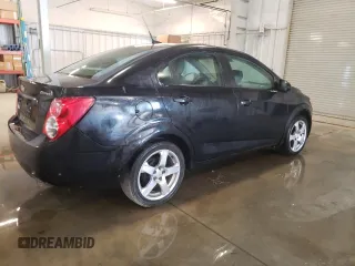 2013 Chevrolet Sonic LS z VIN 1G1JA5SH4D4160231, wystawiony jako Copart lot #56076225 z przebiegiem 128 622 mil mil oraz Czysty tytuł • Clean title. Historia ofert i sprzedaży dostępna na DreamBid. Obrazek 3.