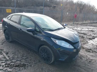 2013 Ford Fiesta S z VIN 3FADP4AJ2DM129703, wystawiony jako IAAI lot #41669041 z przebiegiem 138 831 mil mil oraz . Historia ofert i sprzedaży dostępna na DreamBid. Obrazek 1.