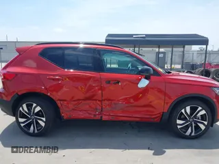 2025 Volvo XC40 Ultimate Dark Theme z VIN YV4L12UM3S2529546, wystawiony jako IAAI lot #42270947 z przebiegiem 787 mil mil oraz . Historia ofert i sprzedaży dostępna na DreamBid. Obrazek 14.