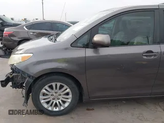 2011 Toyota Sienna XLE AAS with VIN 5TDYK3DC1BS136012, listed as a IAAI auction lot 41869637 with 231,418 mi miles. Bid and sale history available at carsss.com. Image 20.
