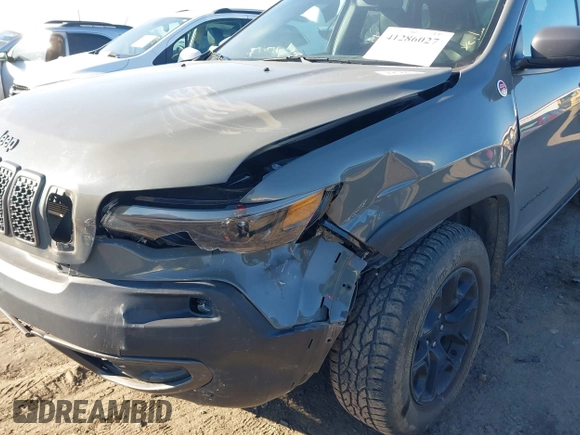 2019 Jeep Cherokee Trailhawk Elite with VIN 1C4PJMBX1KD401792, listed as a IAAI auction lot 41286027 with 70,236 mi miles. Bid and sale history available at carsss.com. Image 6.