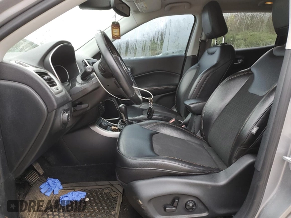 2018 Jeep Compass Latitude z VIN 3C4NJDBB9JT162173, wystawiony jako Copart lot #52852985 z przebiegiem 115 497 mil mil oraz Szkody całkowita. Historia ofert i sprzedaży dostępna na DreamBid. Obrazek 7.