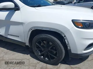 2020 Jeep Cherokee Latitude Plus z VIN 1C4PJLLB5LD625047, wystawiony jako IAAI lot #42246428 z przebiegiem 69 625 mil mil oraz . Historia ofert i sprzedaży dostępna na DreamBid. Obrazek 18.