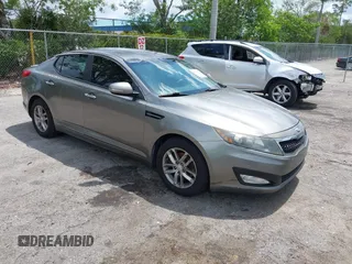2013 Kia Optima LX z VIN 5XXGM4A70DG098148, wystawiony jako IAAI lot #42352296 z przebiegiem 162 702 mil mil oraz . Historia ofert i sprzedaży dostępna na DreamBid. Obrazek 1.