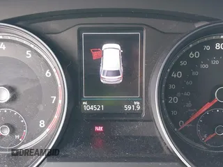 2018 Volkswagen Atlas SE z VIN 1V2KR2CA0JC575146, wystawiony jako IAAI lot #42607627 z przebiegiem 104 521 mil mil oraz . Historia ofert i sprzedaży dostępna na DreamBid. Obrazek 7.