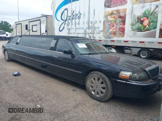 2004 Lincoln Town Car Executive z VIN 1L1FM81W74Y622728, wystawiony jako IAAI lot #39581817 z przebiegiem Nie podano mil oraz . Historia ofert i sprzedaży dostępna na DreamBid. Obrazek 1.