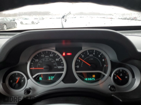 2008 Jeep Wrangler Sahara z VIN 1J4FA54128L561392, wystawiony jako Copart lot #50216865 z przebiegiem 183 825 mil mil oraz Czysty tytuł • Clean title. Historia ofert i sprzedaży dostępna na DreamBid. Obrazek 9.