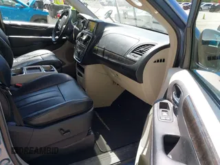 2012 Chrysler Town & Country Touring z VIN 2C4RC1BG1CR188505, wystawiony jako IAAI lot #42224196 z przebiegiem 200 852 mil mil oraz . Historia ofert i sprzedaży dostępna na DreamBid. Obrazek 5.