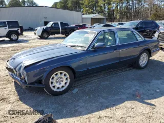 2000 Jaguar XJ z VIN SAJDA14C7YLF05461, wystawiony jako Copart lot #46508125 z przebiegiem 120 151 mil mil oraz Nie do naprawy • Non repairable. Historia ofert i sprzedaży dostępna na DreamBid. Obrazek 1.
