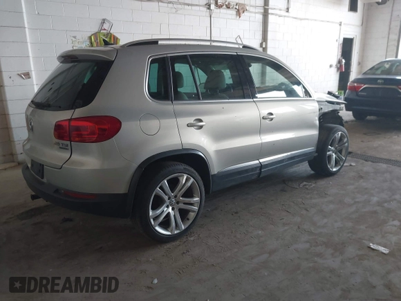 2013 Volkswagen Tiguan SEL z VIN WVGBV7AX2DW557134, wystawiony jako IAAI lot #42431396 z przebiegiem 160 692 mil mil oraz . Historia ofert i sprzedaży dostępna na DreamBid. Obrazek 4.