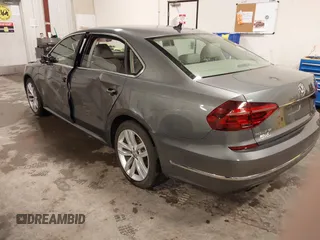 2018 Volkswagen Passat SE z VIN 1VWBA7A36JC009970, wystawiony jako IAAI lot #42179127 z przebiegiem 86 612 mil mil oraz . Historia ofert i sprzedaży dostępna na DreamBid. Obrazek 3.
